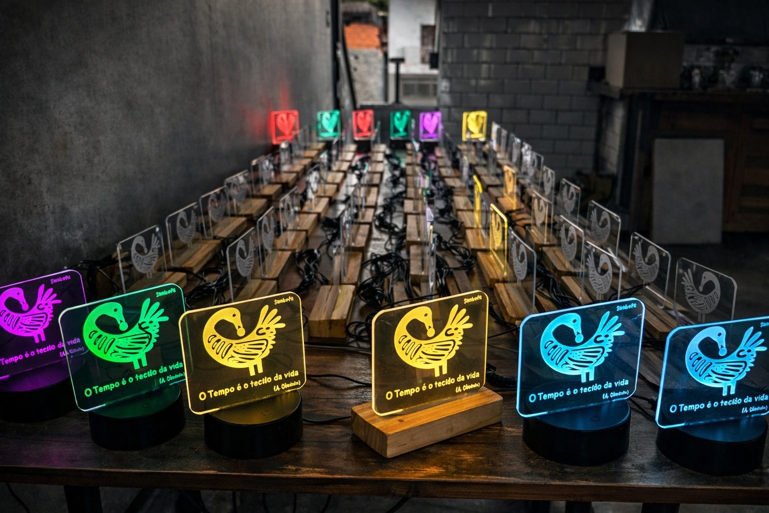 Luminárias Sankofa em acrílico, acesas em várias cores