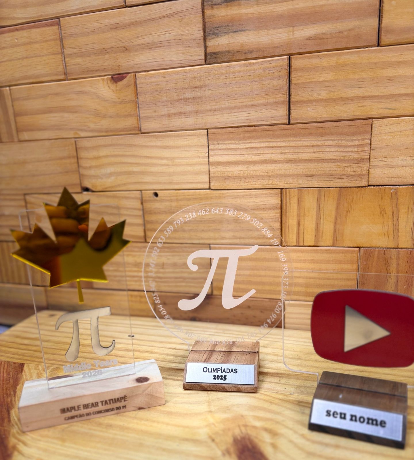 Troféus e prêmios personalizados em acrílico