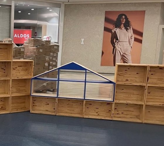 Estande modular em madeira, com vitrines, montado em shopping