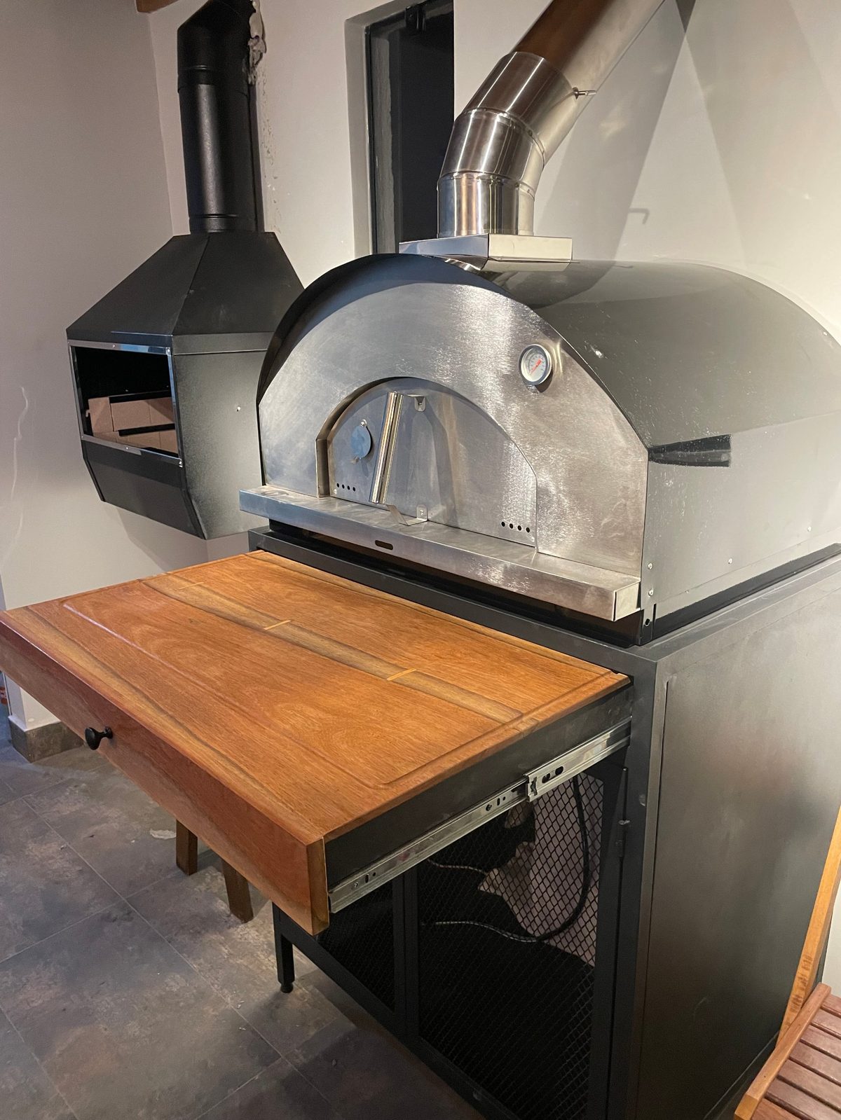 Balcão de madeira sob medida para forno de pizza