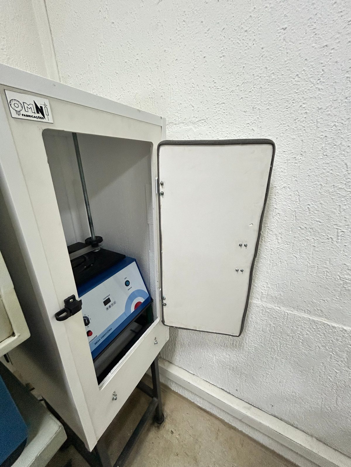 Armário sob medida para mesa vibratória, com identidade visual Omni