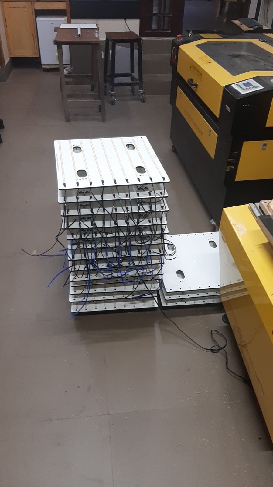 Produção em lote de painéis em MDF com fitas de LED